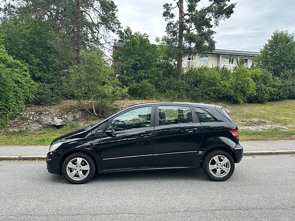Mercedes-Benz B180 2 of 5