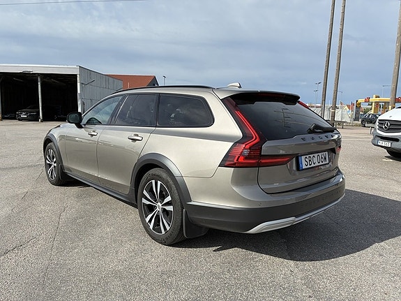 Volvo V90 Cross Country 2 of 3