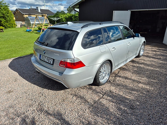 BMW 523i 2 of 5