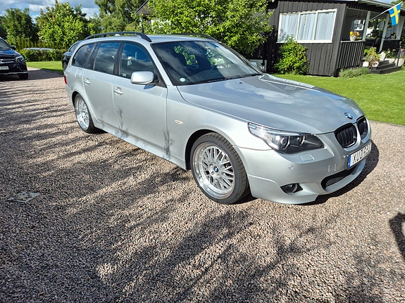 BMW 523i 3 of 5
