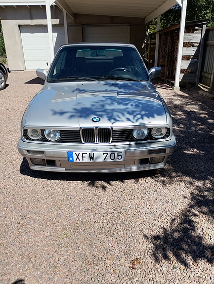 BMW 318i 4 of 5