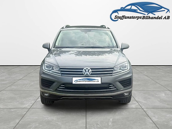 Volkswagen Touareg 2 of 5