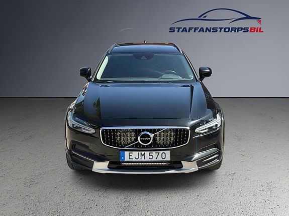Volvo V90 Cross Country 2 of 12