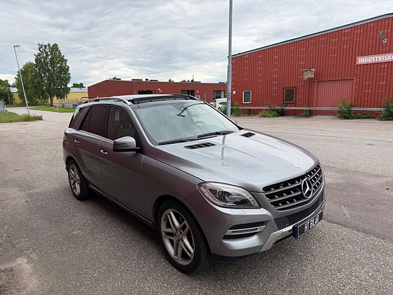 Mercedes-Benz ML350 3 of 5