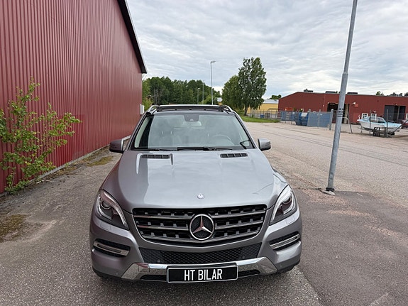 Mercedes-Benz ML350 2 of 5