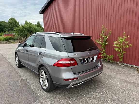 Mercedes-Benz ML350 6 of 9