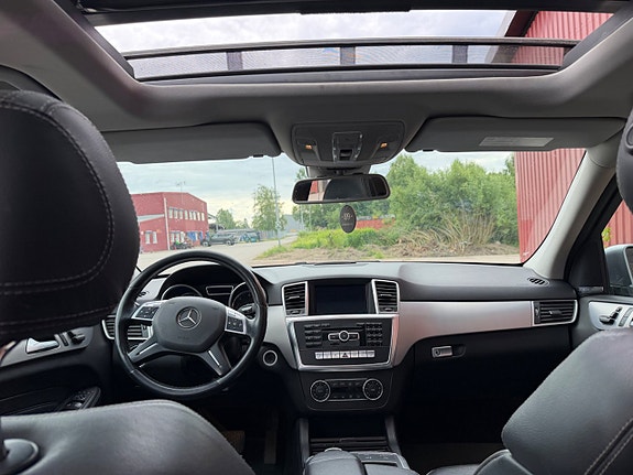 Mercedes-Benz ML350 8 of 9