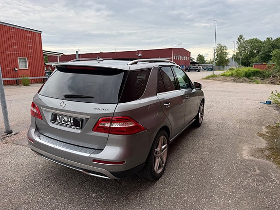 Mercedes-Benz ML350 4 of 5