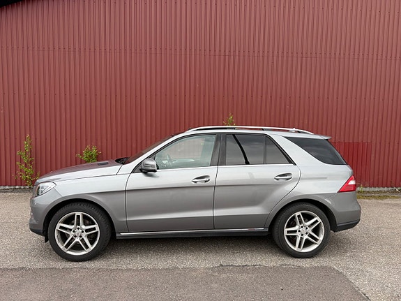 Mercedes-Benz ML350 7 of 9