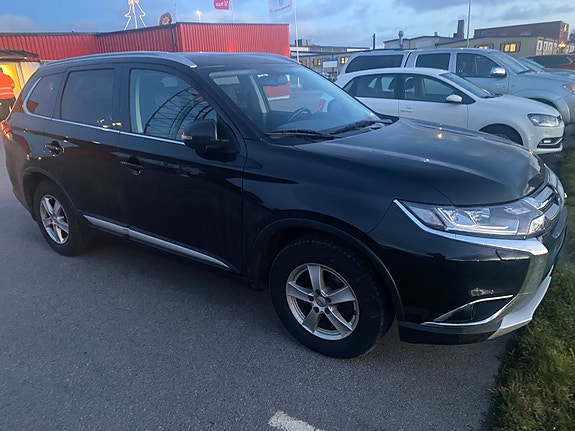 Mitsubishi Outlander 2 of 5