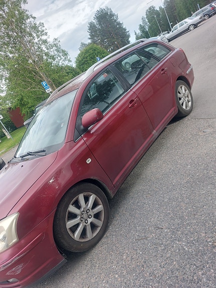 Toyota Avensis 2 of 5