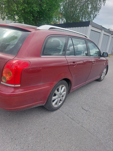 Toyota Avensis 3 of 5