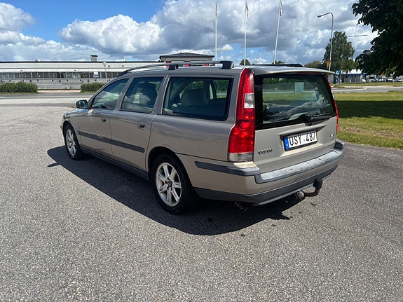 Volvo V70 3 of 5