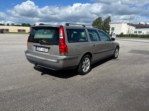 Volvo V70 4 of 5