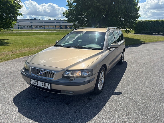 Volvo V70 2 of 5