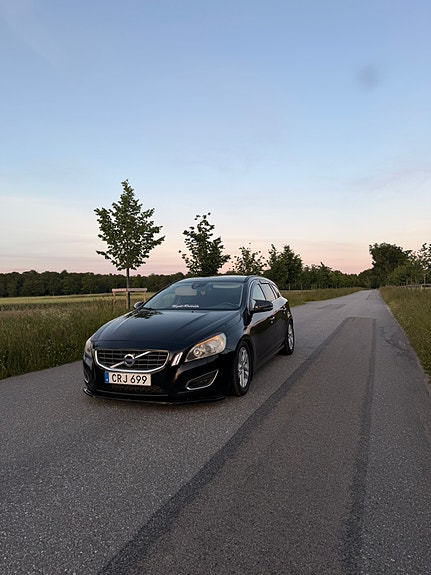 Volvo V60 2 of 9