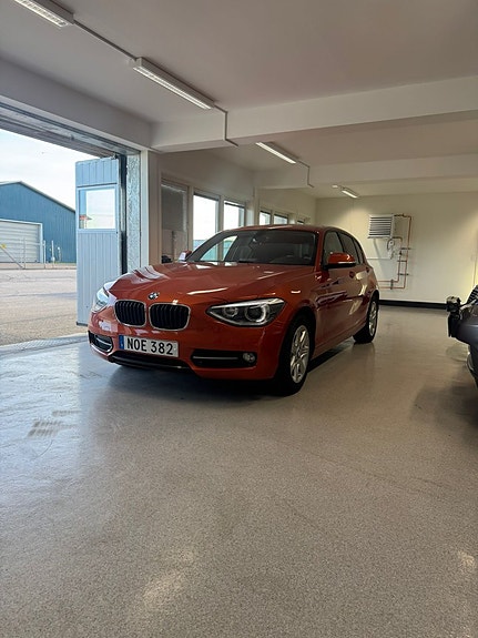 BMW 118d 2 of 5