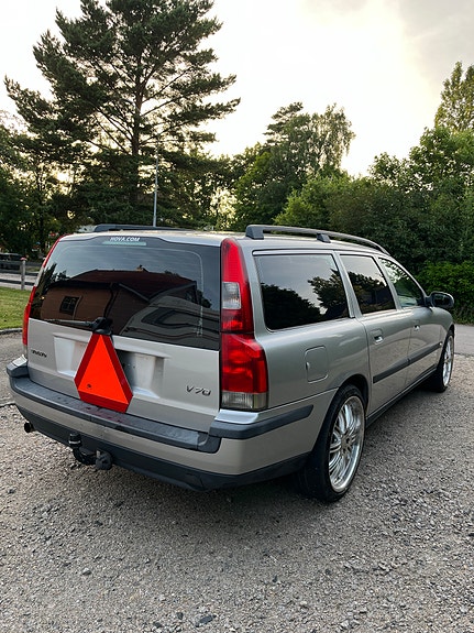Volvo V70 3 of 5