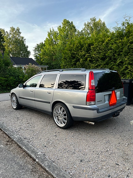 Volvo V70 4 of 5