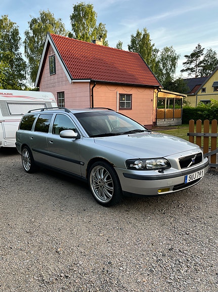 Volvo V70 2 of 5