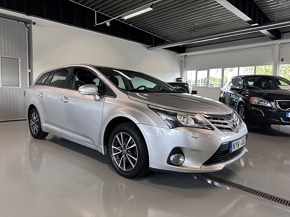 Toyota Avensis 2 of 5