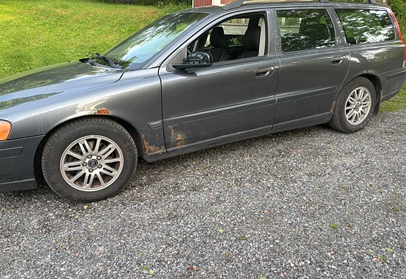 Volvo V70 2 of 6