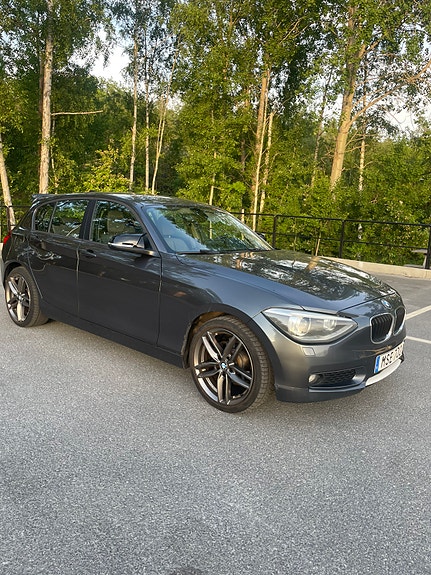 BMW 118d 2 of 5