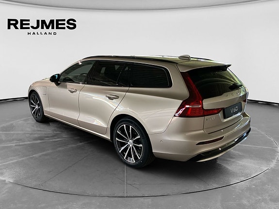 Volvo V60 2 of 5