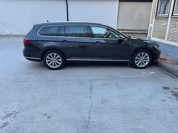 Volkswagen Passat 2 of 5