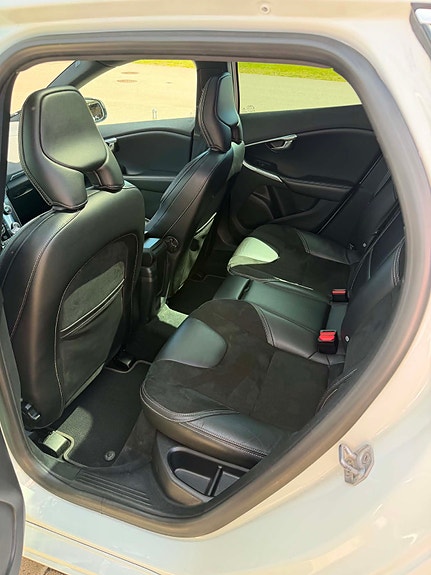 Volvo V40 4 of 5