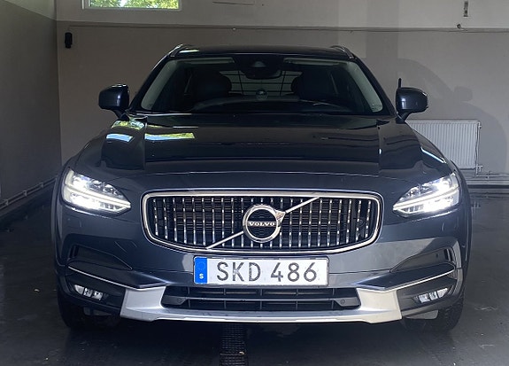 Volvo V90 Cross Country 2 of 5