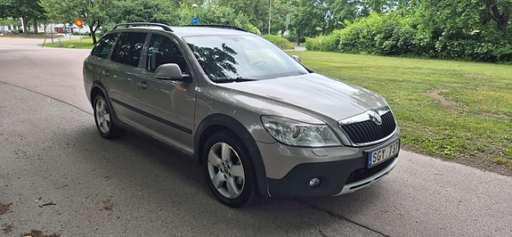 Skoda Octavia Scout 2 of 5