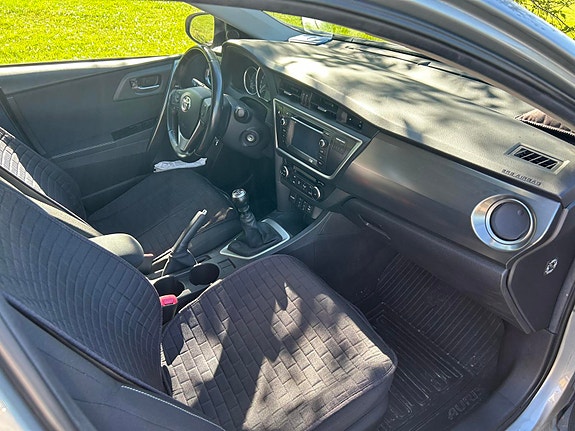 Toyota Auris 7 of 9