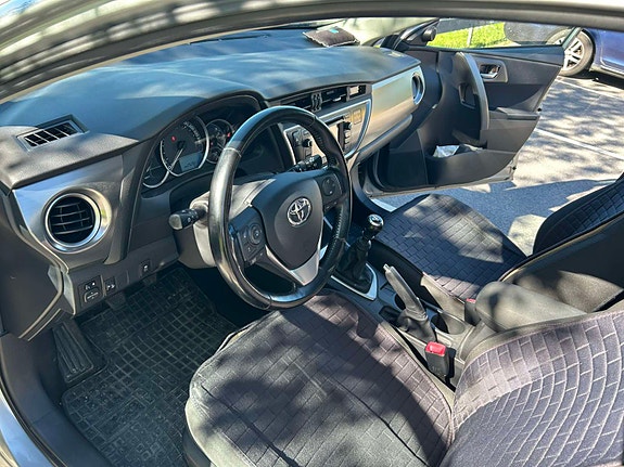 Toyota Auris 5 of 5