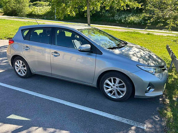 Toyota Auris 2 of 5