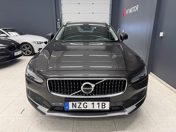 Volvo V90 Cross Country 2 of 5