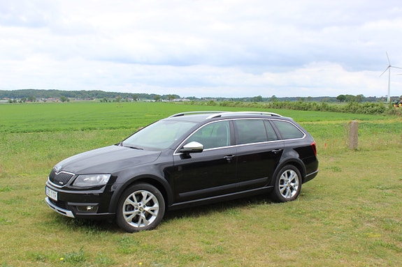 Skoda Octavia Scout 2 of 5