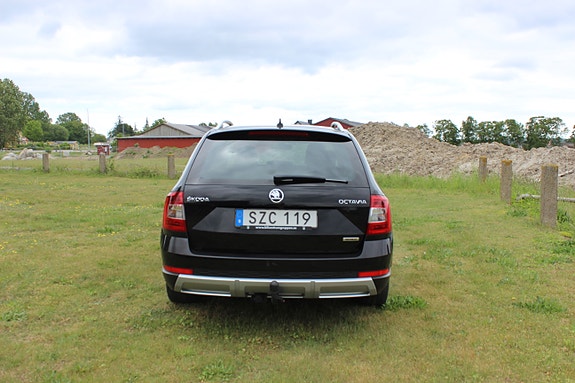 Skoda Octavia Scout 3 of 5