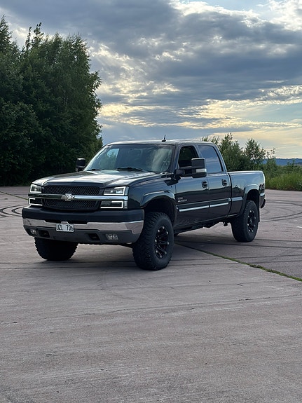Chevrolet Silverado 2500 2 of 5