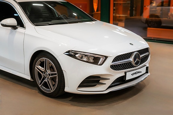 Mercedes-Benz A180 2 of 5