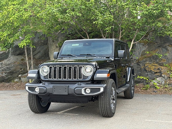 Jeep Wrangler Unlimited 2 of 5