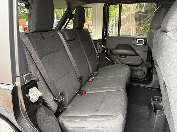 Jeep Wrangler Unlimited 8 of 21