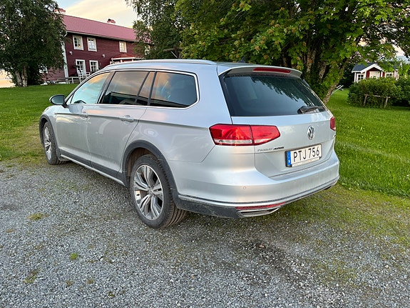 Volkswagen Passat Alltrack 3 of 5
