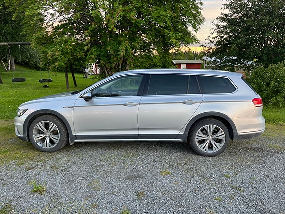 Volkswagen Passat Alltrack 2 of 5