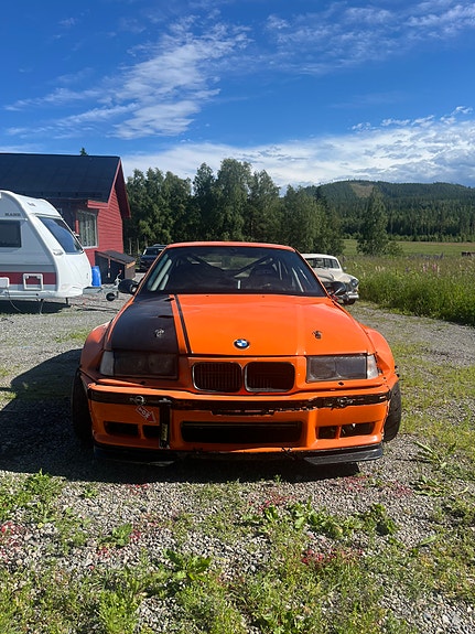 BMW 320i 4 of 5