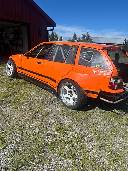 BMW 320i 3 of 5