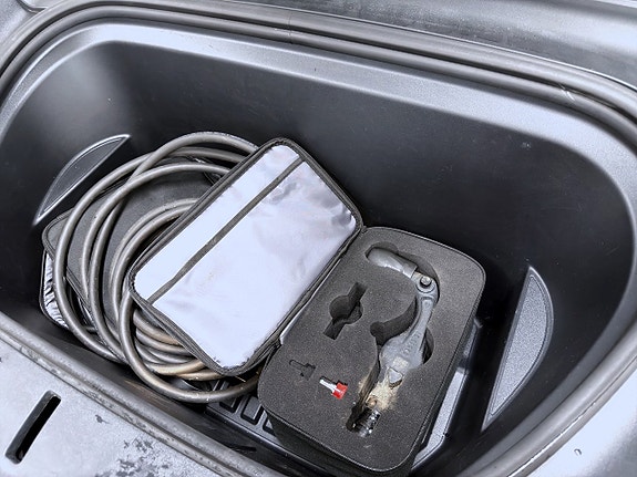 Tesla Model Y 10 of 19
