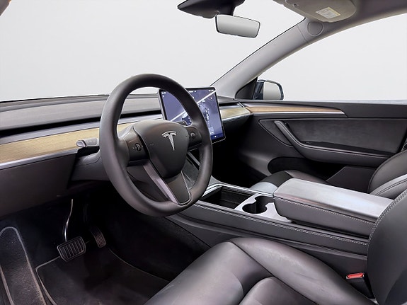 Tesla Model Y 15 of 19