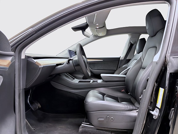 Tesla Model Y 14 of 19