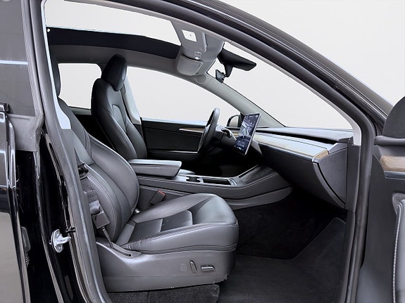 Tesla Model Y 13 of 19